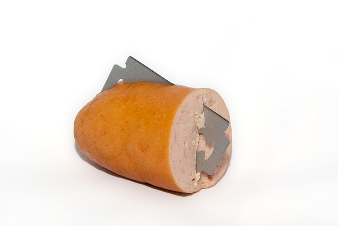 Anti-Giftköder-Training (6 Wochen) 3 Hundetraining Franken - Anti-Giftköder-Training, Rasierklinge in Wurst versteckt